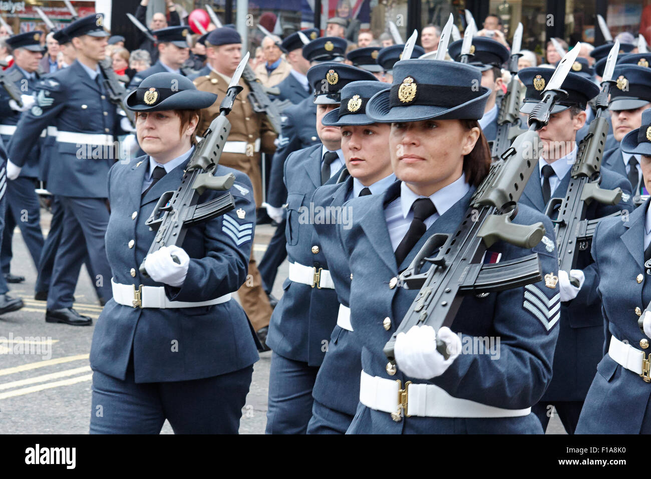 Truppen aus RAF Halton nehmen Teil an der konstituierenden Freiheit-Parade durch das Zentrum von Thame. Stockfoto