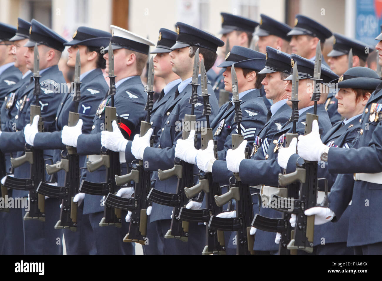 Truppen aus RAF Halton nehmen Teil an der konstituierenden Freiheit-Parade durch das Zentrum von Thame. Stockfoto