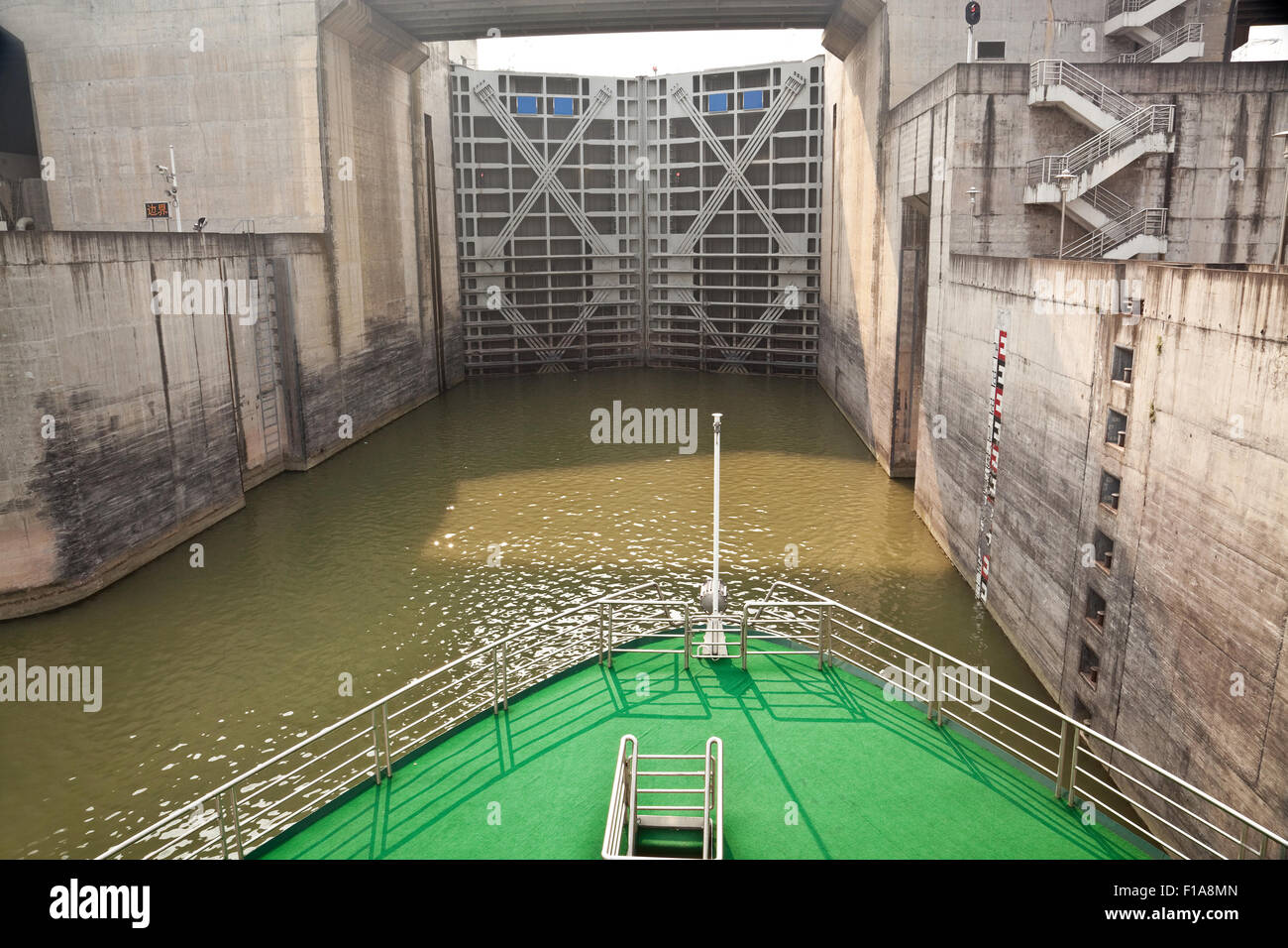 Schiff, die Eingabe der ersten Schleuse des drei-Schluchten-Staudamm Stockfoto