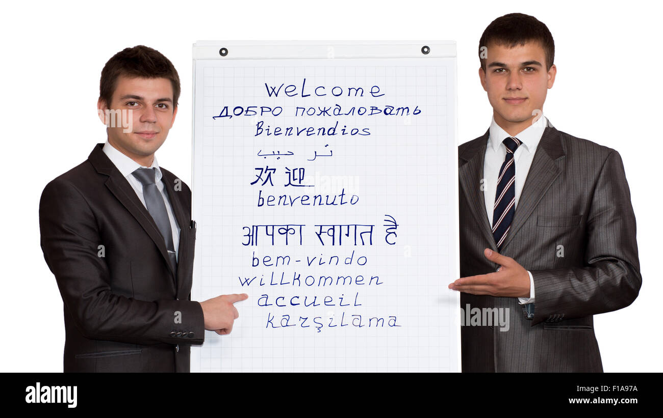 Zwei junge männliche corporate Trainer begrüßen die Teilnehmer der Schulung Stockfoto