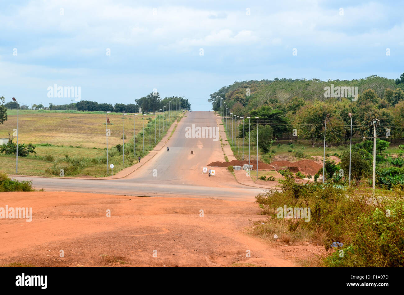 Rote Erde Feldweg in Yamoussoukro, Afrika Stockfoto