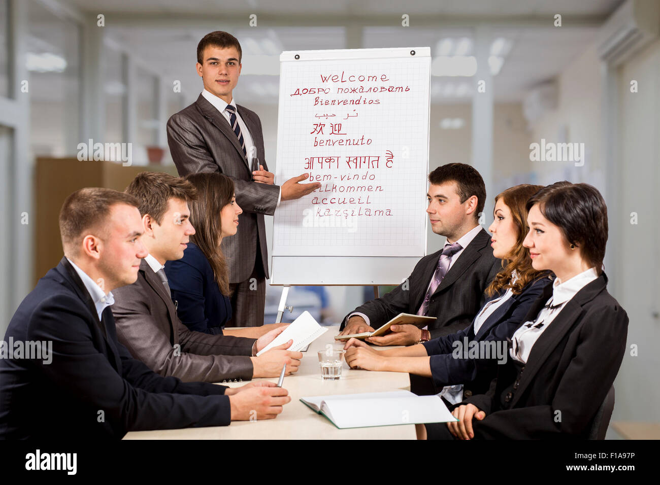 Junge männliche Manager führt die Brainstorming-Diskussion mit seinen Business-Team mit der Flip-chart Stockfoto