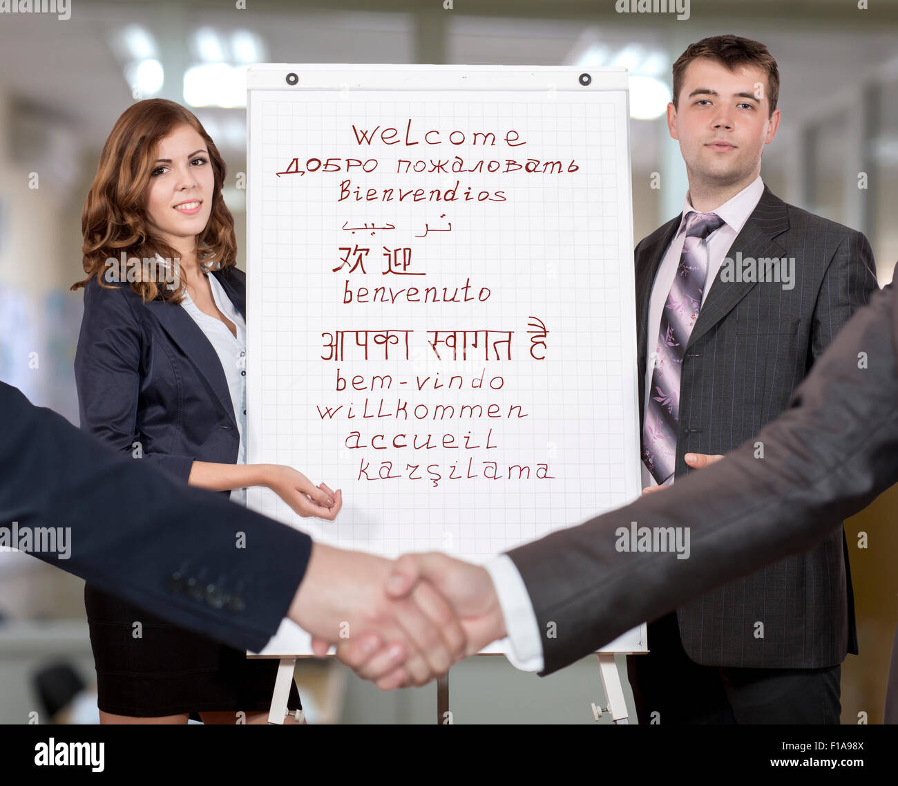 Zwei junge corporate Trainer begrüßen die Teilnehmer des Trainings Stockfoto