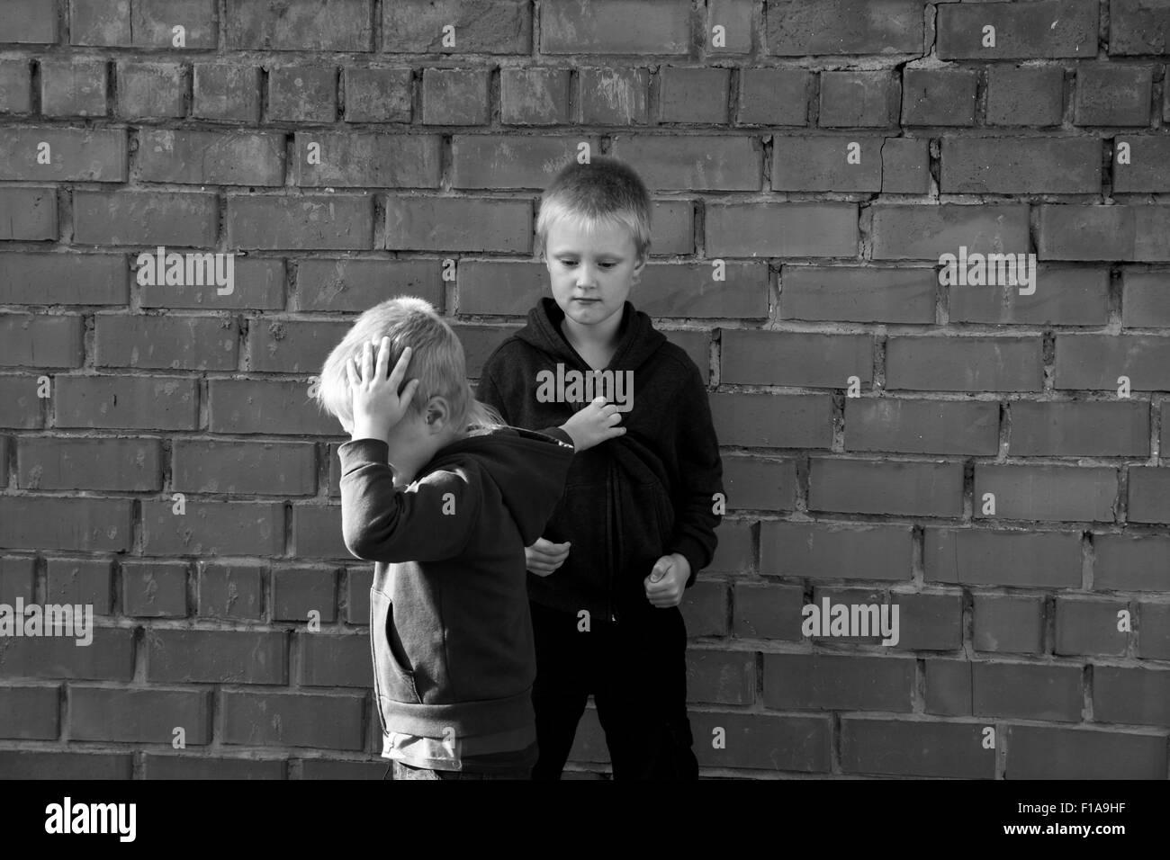 Kinder Mobbing und Kampf zwischen zwei böse aggressive Brüder (Kinder, jungen) Stockfoto