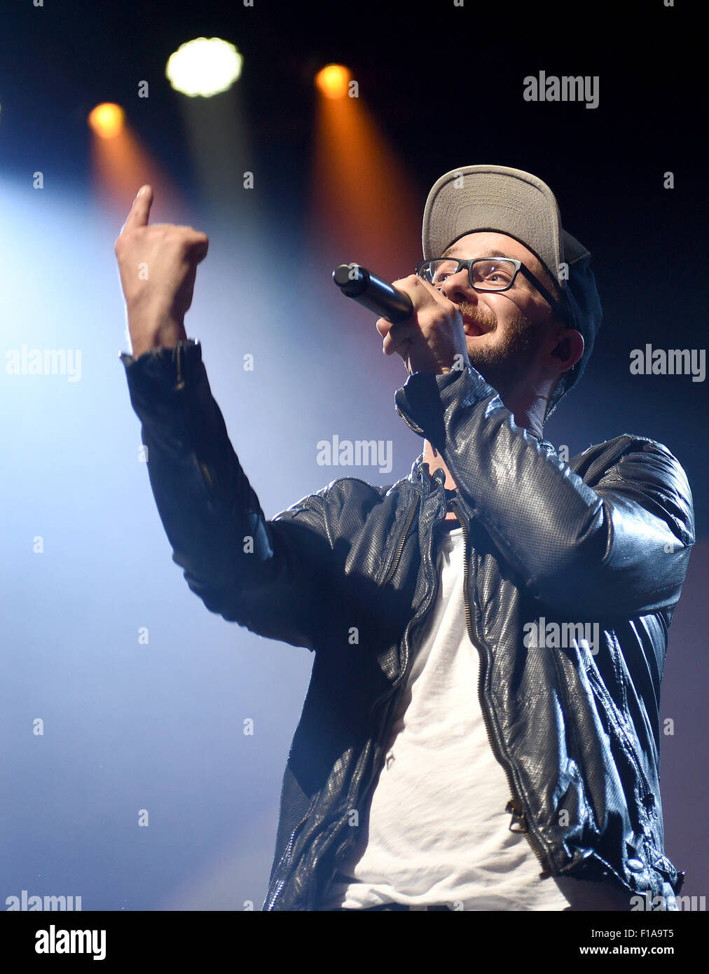 Bremen, Deutschland. 30. August 2015. Sänger Mark Forster führt während der deutschen jährlichen Liedwettbewerb Bundesvision Song Contest in der OeVB Arena in Bremen, Deutschland, 30. August 2015. Foto: Carmen Jaspersen/Dpa/Alamy Live News Stockfoto