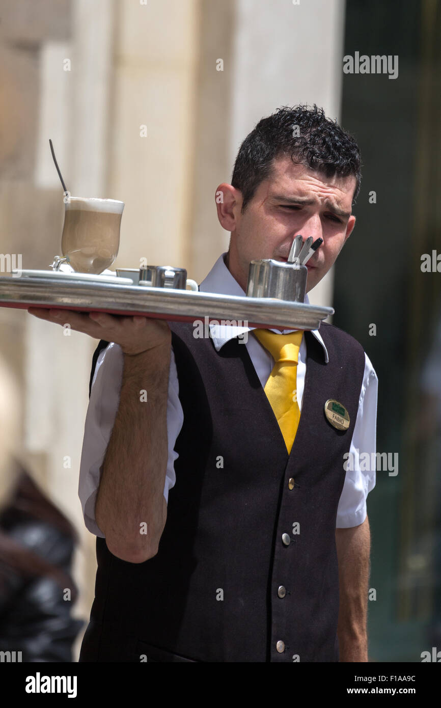 Die Kellner bringen Kaffee Café im freien Kunden. Valletta Malta Stockfoto