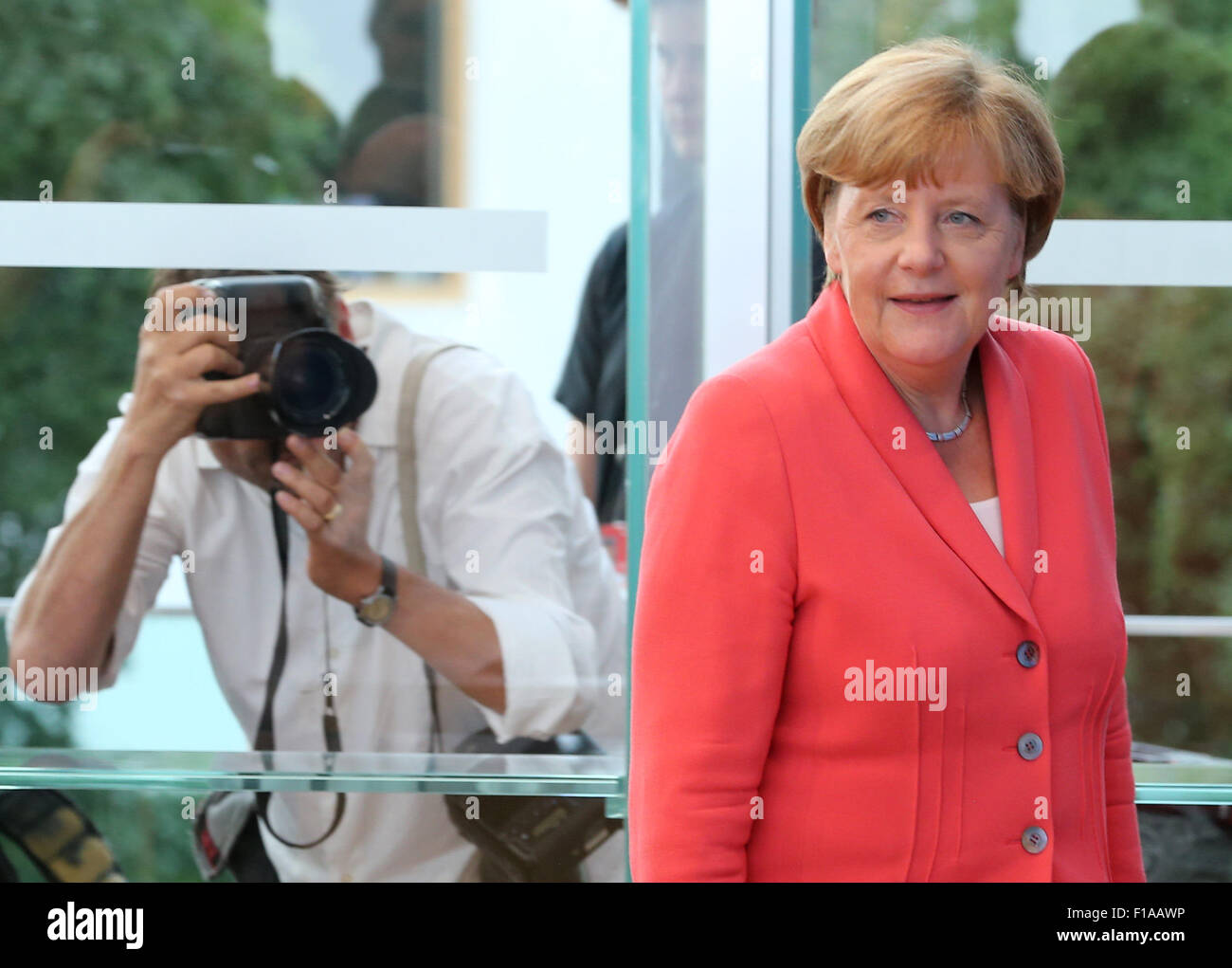 Deutsche Bundeskanzlerin Angela Merkel (CDU) kommt bei einer Pressekonferenz über verschiedene Angelegenheiten der in- und ausländischen Politik in Berlin, Deutschland, 31. August 2015. Foto: WOLFGANG KUMM/dpa Stockfoto