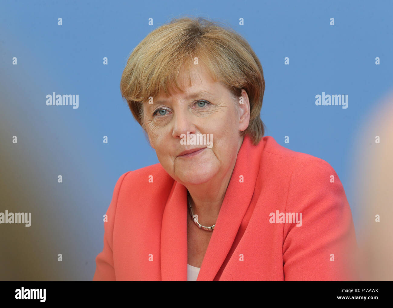Deutsche Bundeskanzlerin Angela Merkel (CDU) spricht im Rahmen einer Pressekonferenz über verschiedene Angelegenheiten der in- und ausländischen Politik in Berlin, Deutschland, 31. August 2015. Foto: WOLFGANG KUMM/dpa Stockfoto