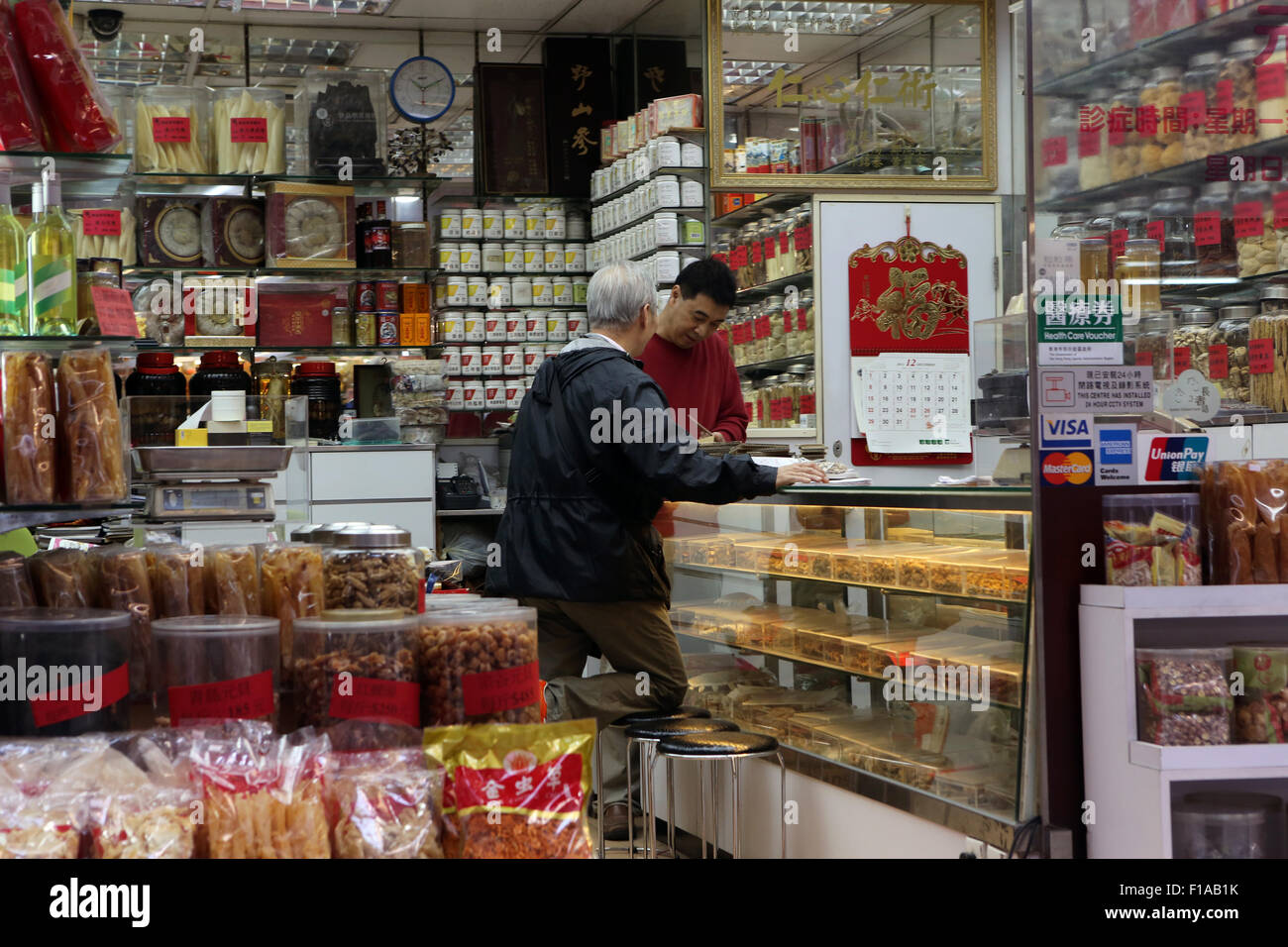 Hong Kong, China, Menschen in einer chinesischen Apotheke Stockfoto