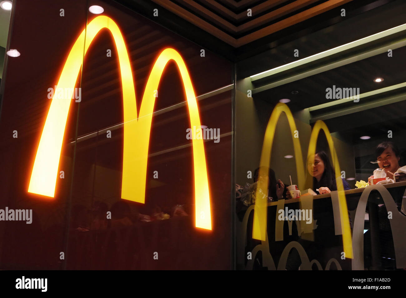 Hong Kong, China, ein McDonalds-Logo spiegelt sich in einem Fenster Stockfoto
