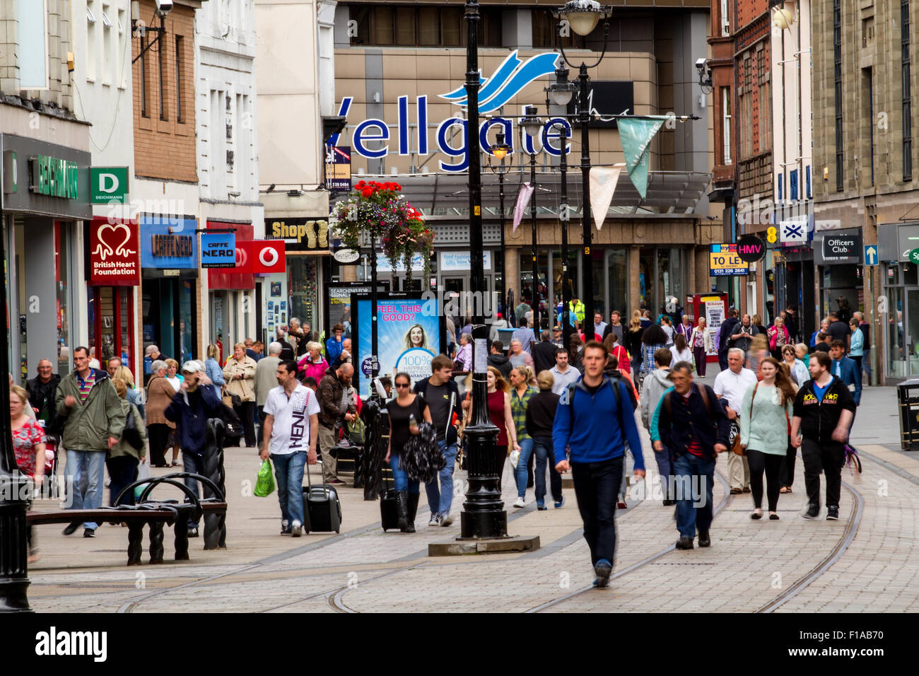 Dundee, Tayside, Scotland, UK, 31. August 2015. Wetter: Bank Holiday Montag in Dundee. Bewölkt und Kühler Morgen mit minimalen Temperatur 14° C. Shopper genießen die Bank Holiday "Ende des Sommers"-Verkäufe in Dundee. Bildnachweis: Dundee Photographics / Alamy Live News Stockfoto