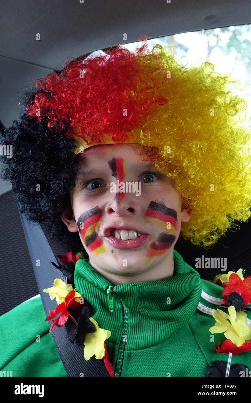 Berlin, Deutschland, junge trägt eine Perücke und Make-up in den deutschen Nationalfarben Stockfoto