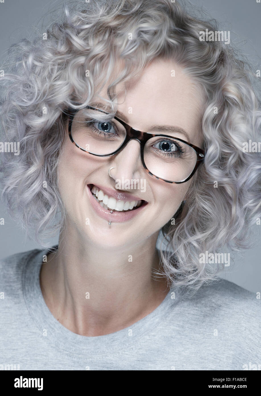 Eine weiße europäische Frau Alter 20-25 mit Brille. Der Schuss ist eine Porträtaufnahme in einem Studio. Stockfoto