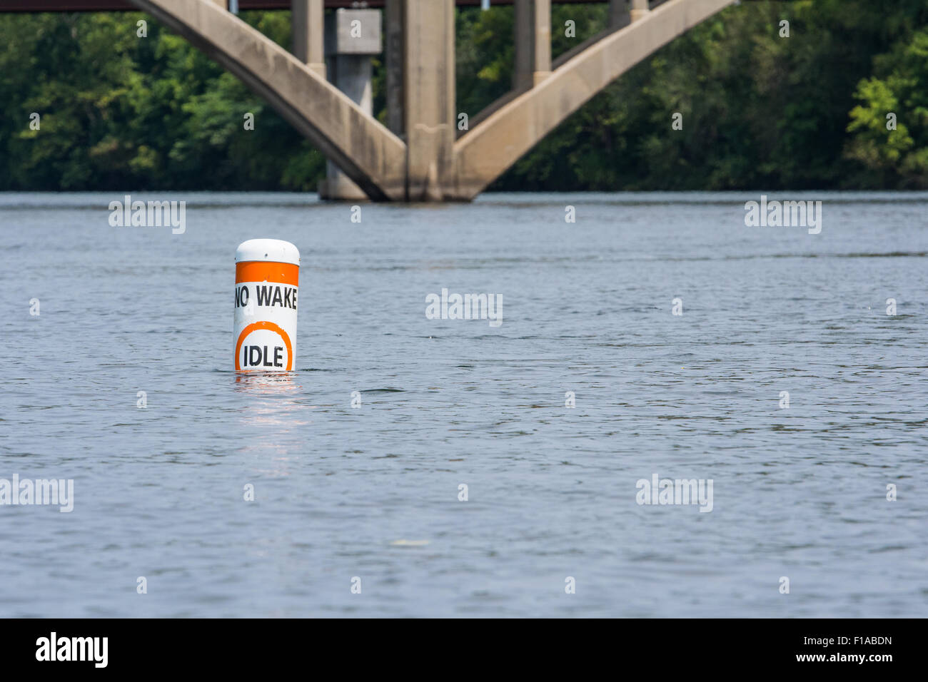 Kein Gefolge Boje im See mit Brücke im Hintergrund Stockfoto