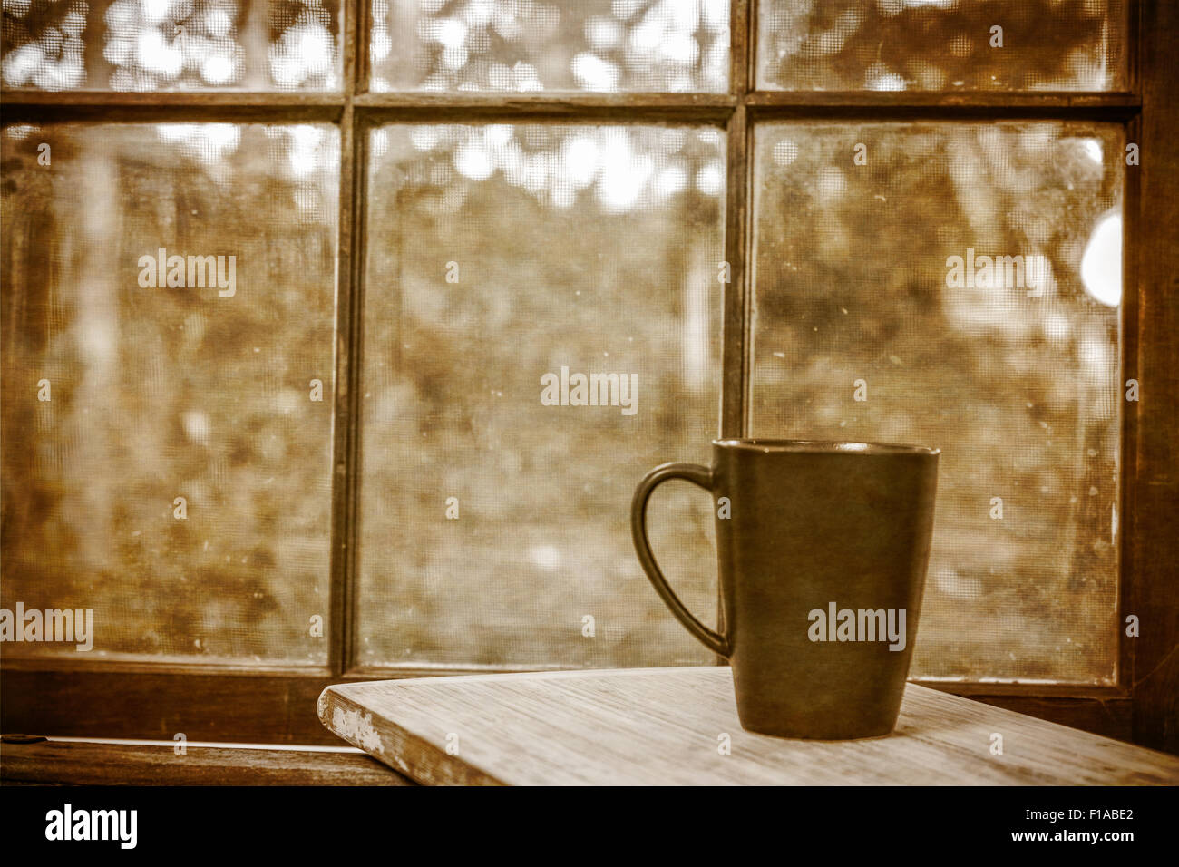 Schwarzer Kaffee-Becher vor verglaste Fenster.  Sepia-Farbton Stockfoto