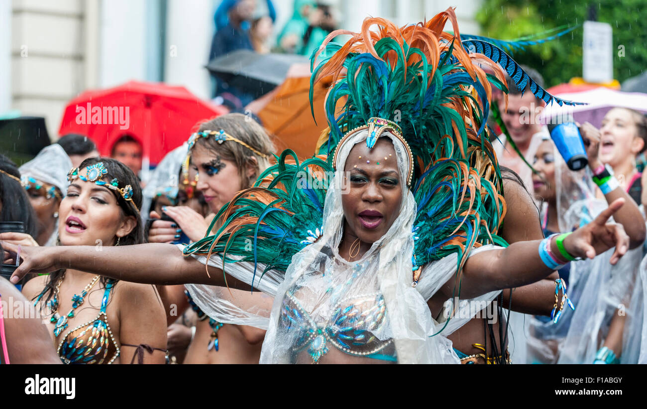 London, UK.  31. August 2015.  Tänzer, die Teilnahme an der Regen am zweiten Tag der Notting Hill Carnival im Westen von London. Bildnachweis: Stephen Chung / Alamy Live News Stockfoto