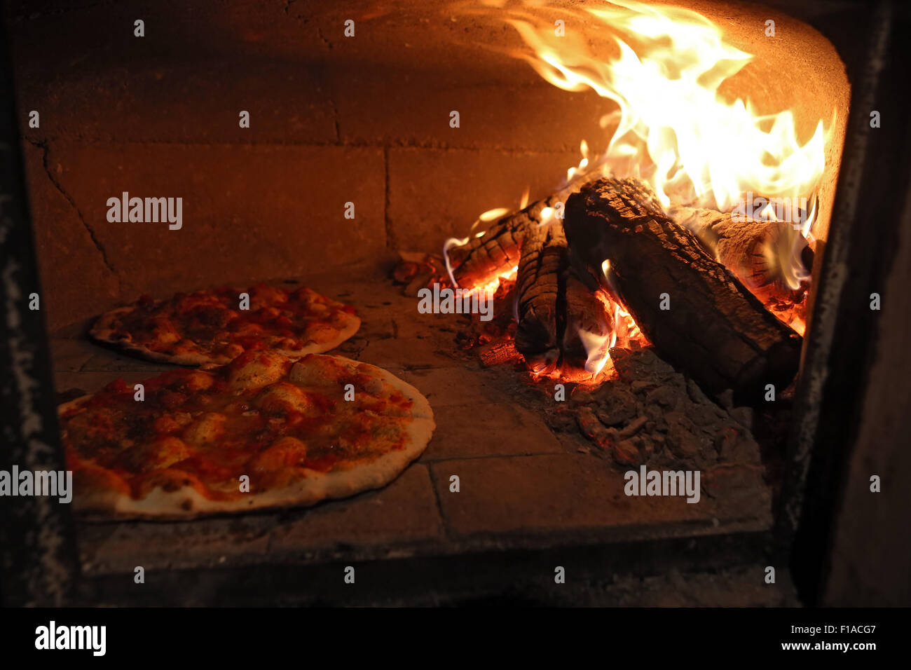 Torre Alfina, Italien, Pizza im Steinofen gebacken Stockfotografie Alamy