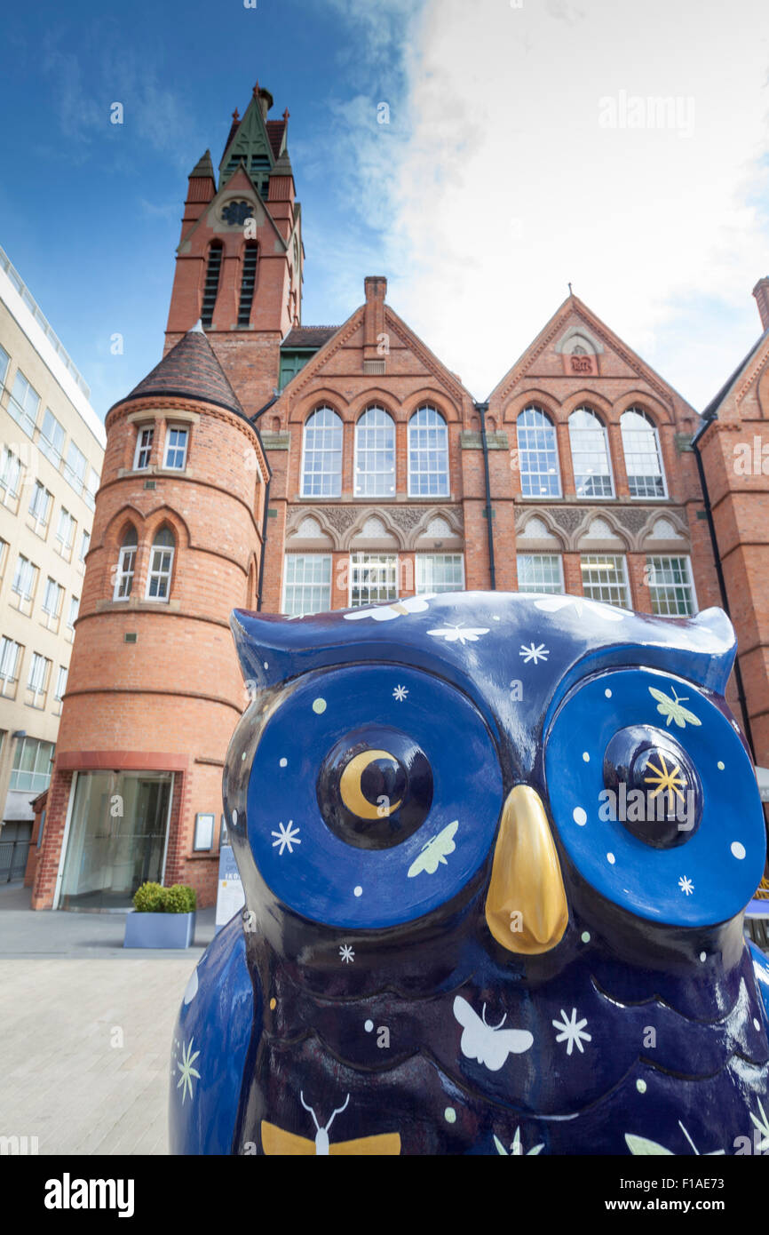 Die Eule-Skulptur 'Nachtfalter' vor der Icon Gallery am Oozells Square, Teil des Big Hoot Birmingham 2015, England Stockfoto