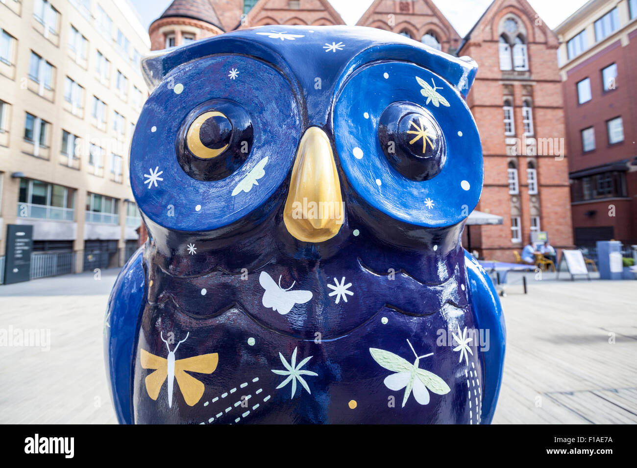 Die Eule-Skulptur 'Nachtfalter' vor der Icon Gallery am Oozells Square, Teil des Big Hoot Birmingham 2015, England Stockfoto