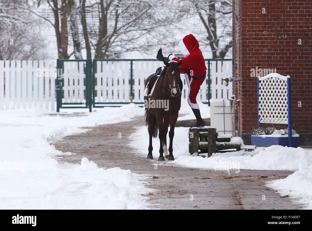 Koenigs Wusterhausen, Deutschland, Santa Claus bekommt auf seinem Pferd Stockfoto