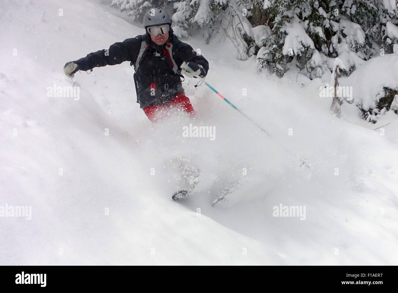 Ein Mann im tiefen Schnee Skifahren Startstelle, Österreich Stockfoto