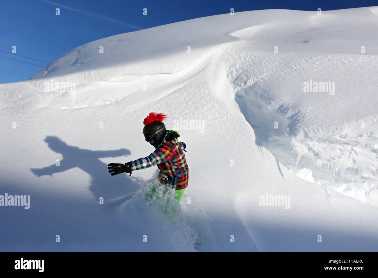 Startstelle, Österreich, ein Junge, Snowboarden im Tiefschnee Stockfoto