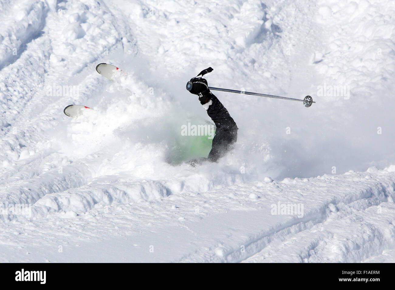 Startstelle, Österreich, stürzt ein Skifahrer beim Fahren im Tiefschnee Stockfoto