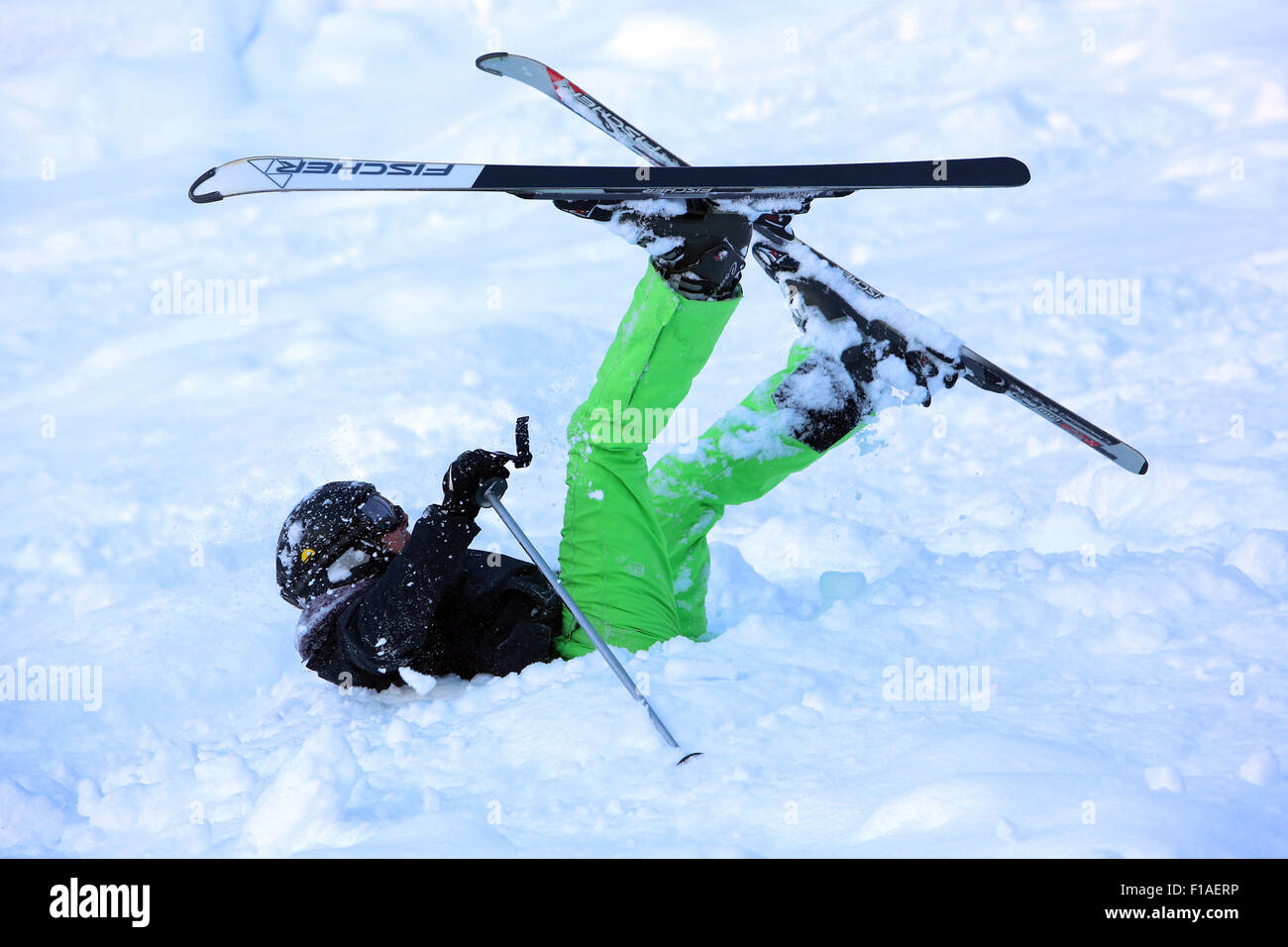 Startstelle, Österreich, stürzt ein Skifahrer beim Fahren im Tiefschnee Stockfoto