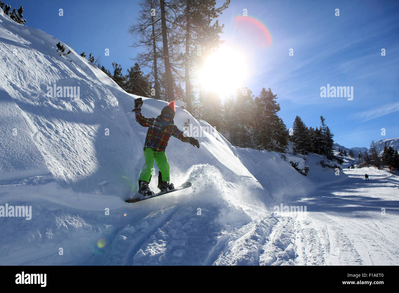 Startstelle, Österreich, ein Junge, Snowboarden im Tiefschnee Stockfoto