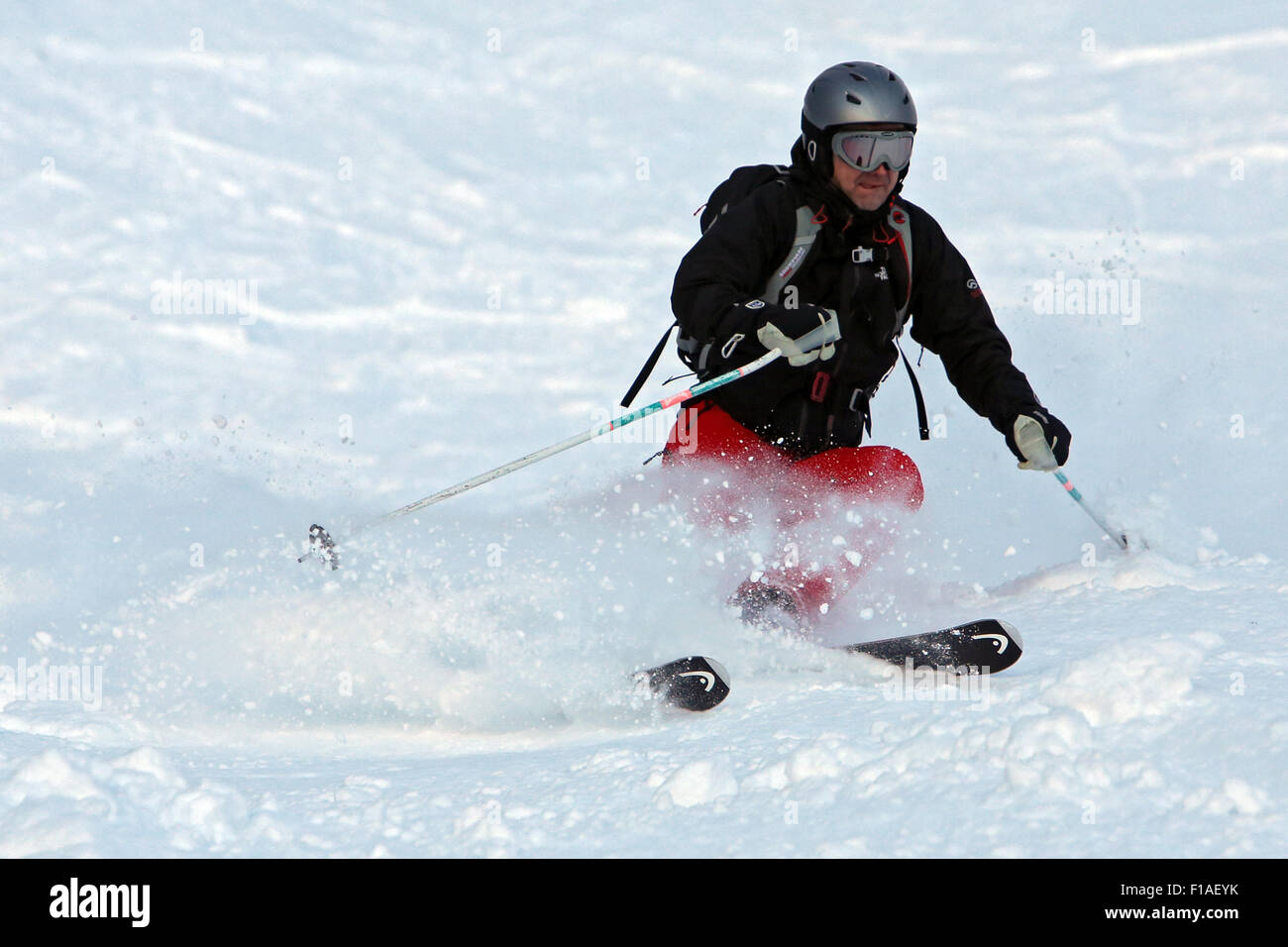 Ein Mann im tiefen Schnee Skifahren Startstelle, Österreich Stockfoto