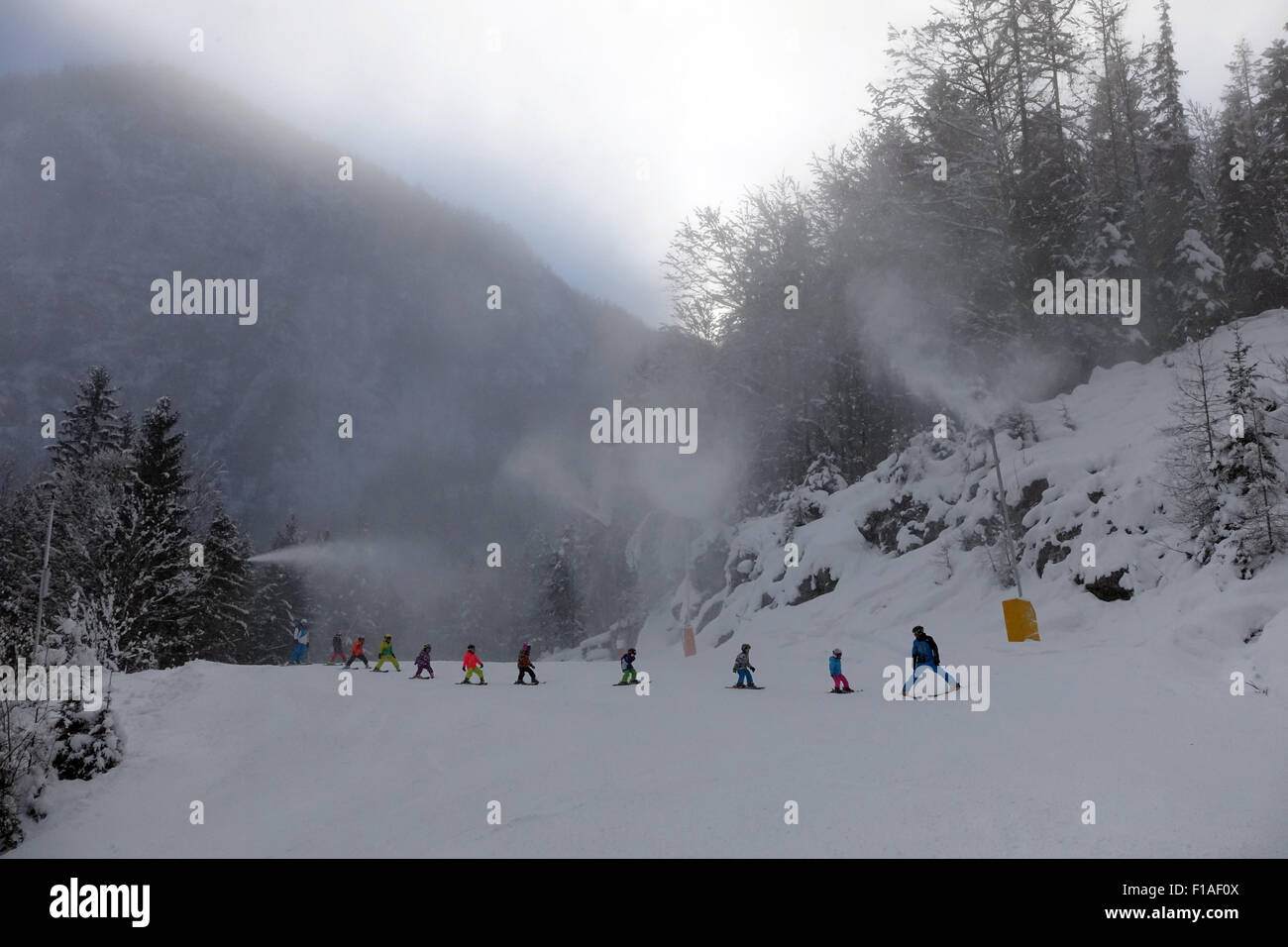 Startstelle, Österreich, Kinder Skischule und Schnee-Kanonen Stockfoto