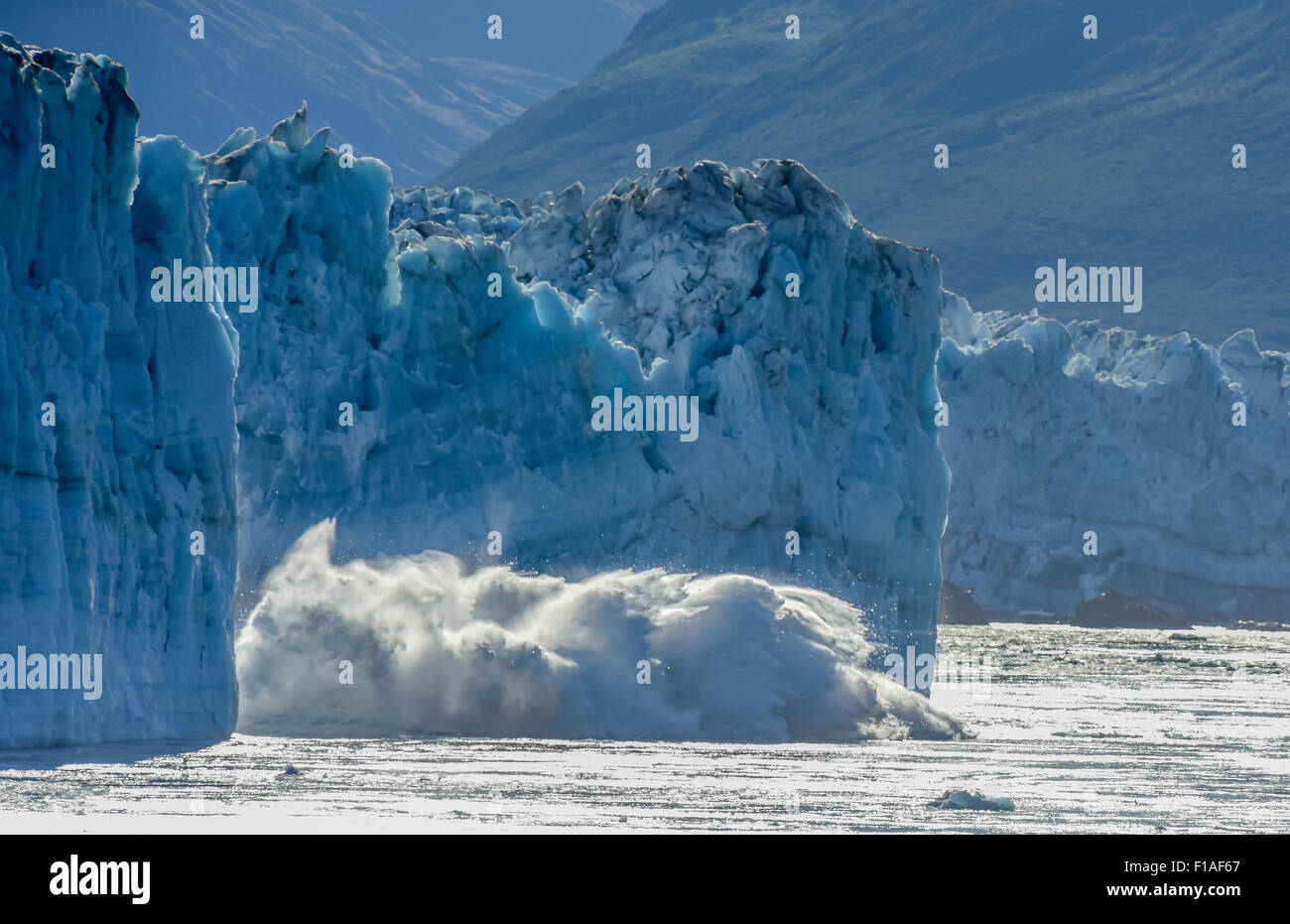 Alaska-Kreuzfahrt - kalbender Gletscher - Hubbard - globale Erwärmung & Klimawandel - ein schmelzender Eisberg - St. Elias Alaska - Yukon, Kanada Stockfoto