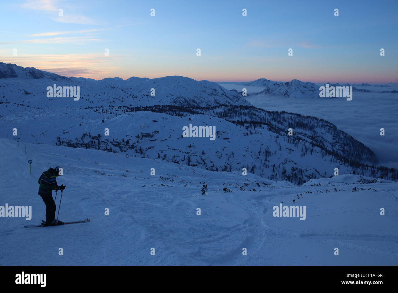 Startstelle, Österreich, Alpine Blick in das Tal Wolke gehüllt Stockfoto