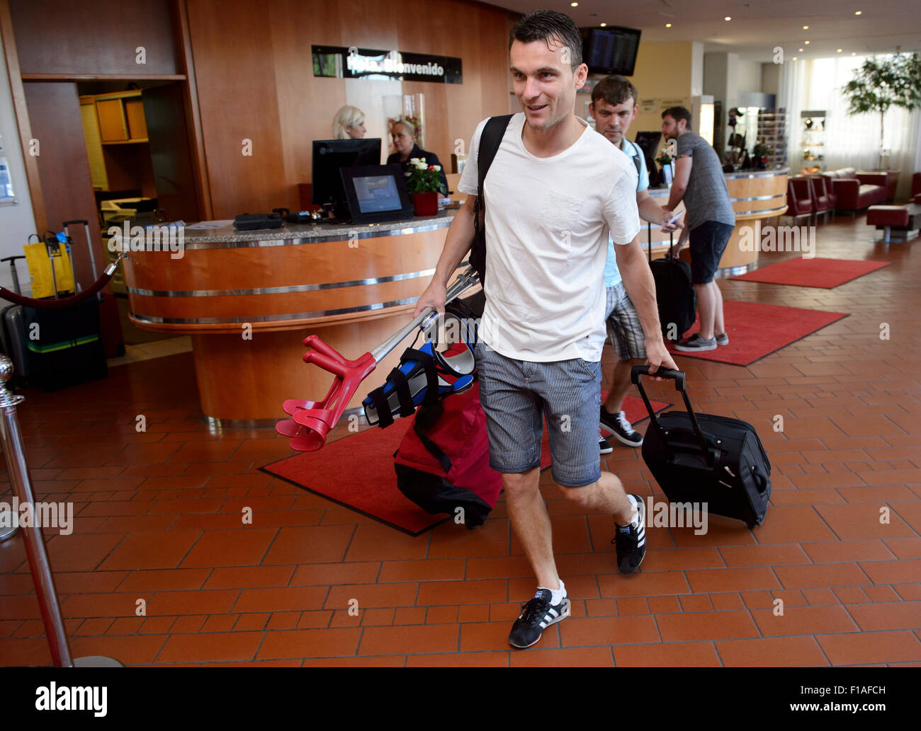 Spieler der Tschechischen Fußball-Nationalmannschaft David Lafata kommt zu einem Treffen vor den beiden Qualifikationsspiele für die Europameisterschaft mit Kasachstan und Lettland in Prag, Tschechische Republik, 30. August 2015. (Foto/Michal Kamaryt CTK) Stockfoto