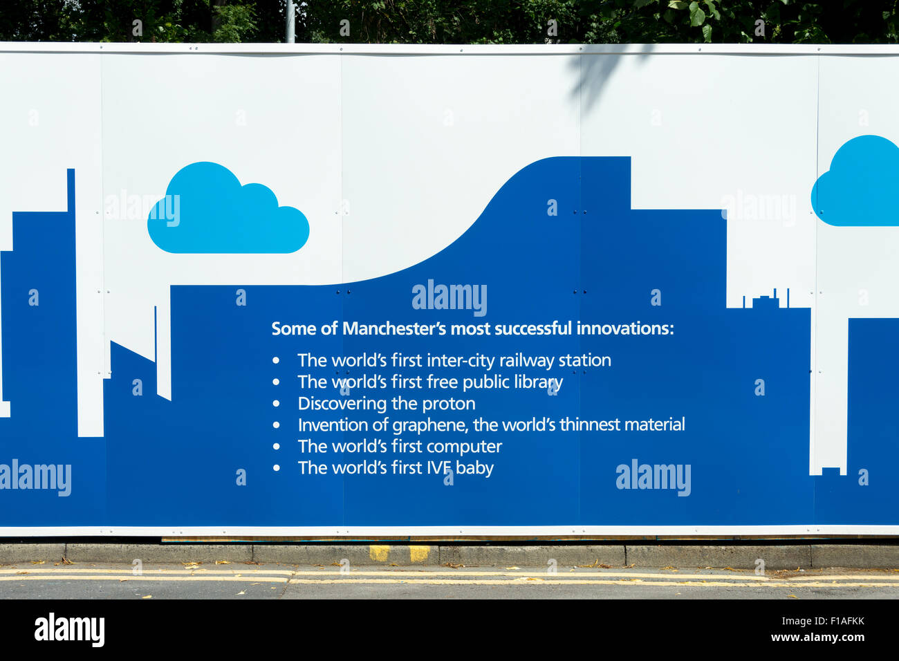 Horten Inserat zu Manchesters Innovationen auf einer Baustelle am Christie Hospital in Manchester, UK Stockfoto