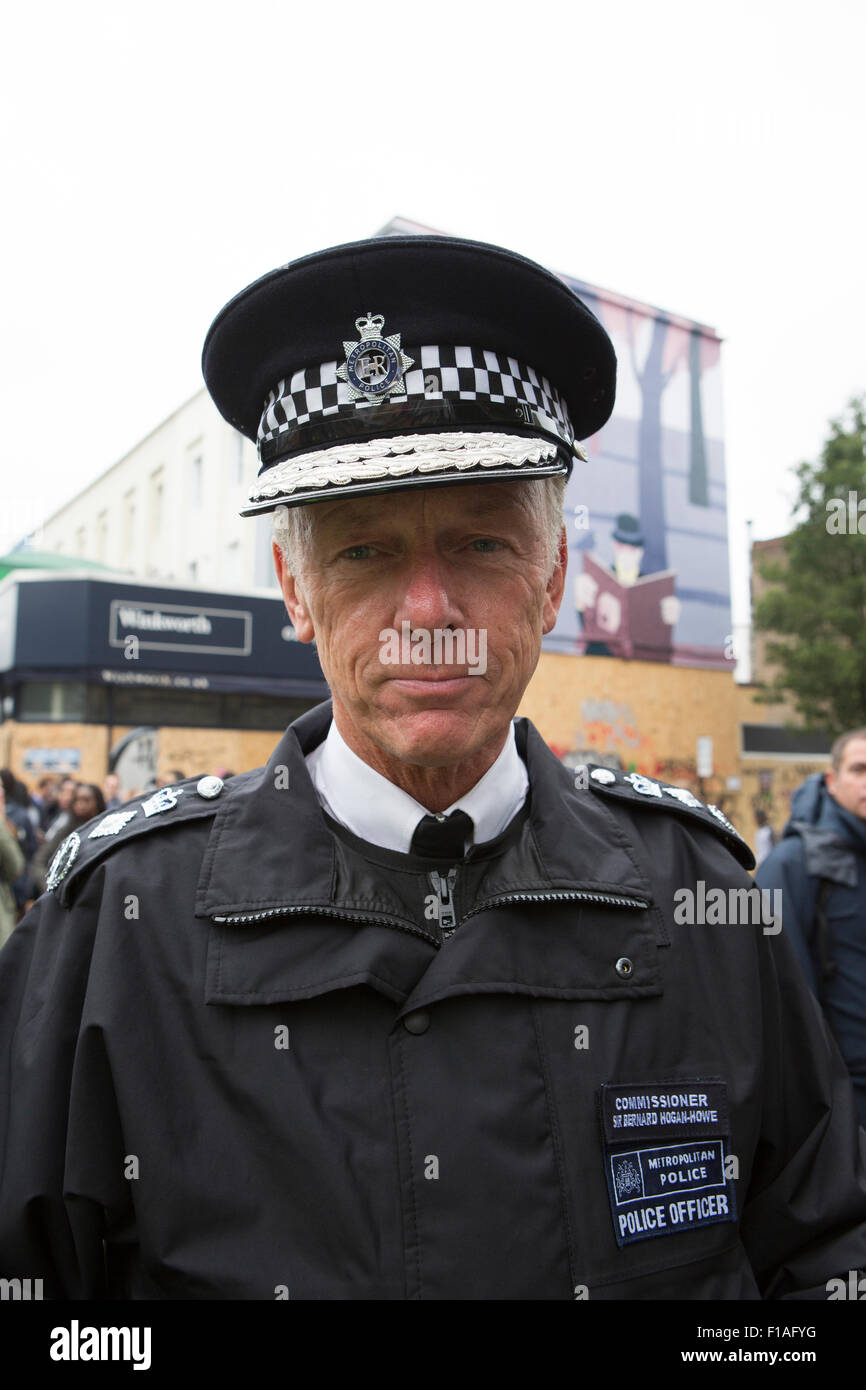 Notting Hill, UK. 31. August 2015. Polizei-Kommissar Sir Bernard Hogan-Howe besucht den Notting Hill Carniva Kredit: Keith Larby/Alamy Live News Stockfoto