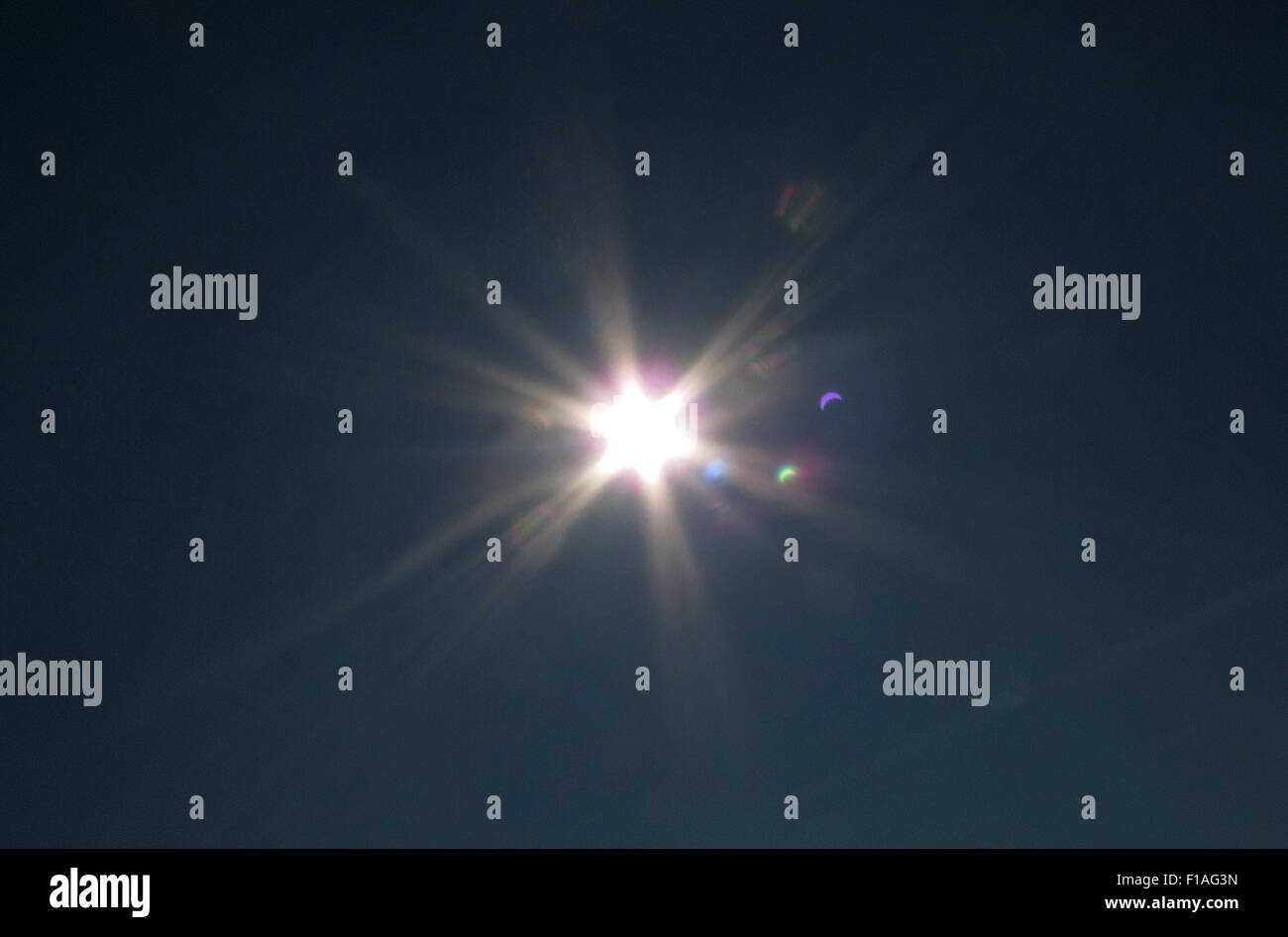 Berlin, Deutschland, und Visier Sonnenreflektionen der partiellen Sonnenfinsternis Stockfoto