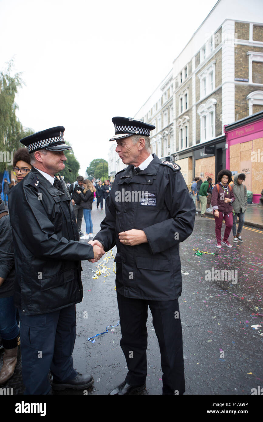Notting Hill, UK. 31. August 2015. Polizei-Kommissar Sir Bernard Hogan-Howe schüttelt Hände mit Inspektor Jim Clune, für 35 Jahre Kredit gedient hat: Keith Larby/Alamy Live News Stockfoto