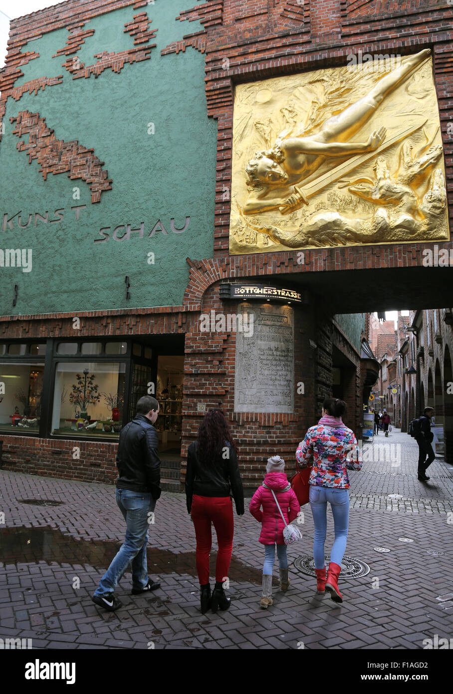 Bremen, Deutschland, Menschen am Eingang zum Boettcherstrasse Stockfoto
