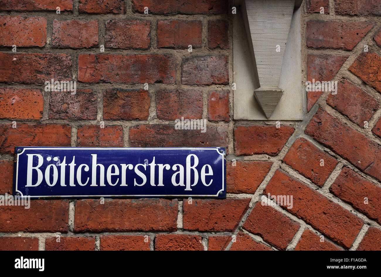 Bremen, Deutschland, Strassenschild Boettcherstrasse an eine Backsteinfassade Stockfoto