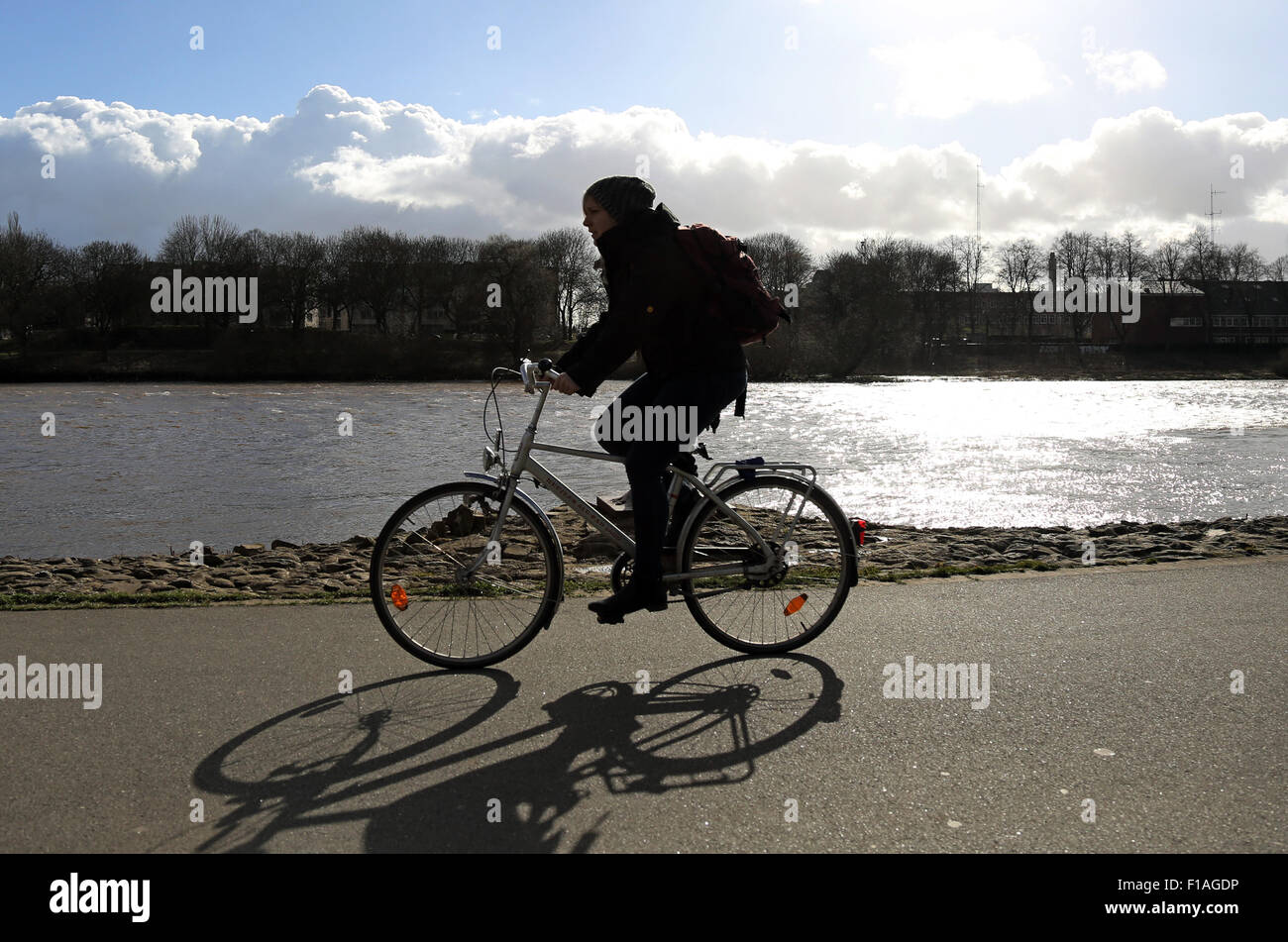 Bremen, Deutschland, Silhouette, Radfahrer in die Pedale entlang der Weser Stockfoto
