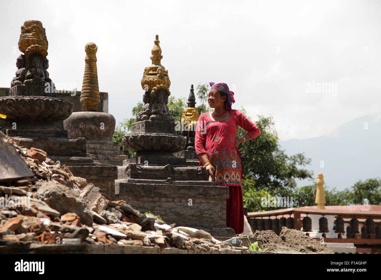 Frau Wiederaufbau einen Tempel in Kathmandu, Nepal nach dem Erdbeben im Jahr 2015 Stockfoto
