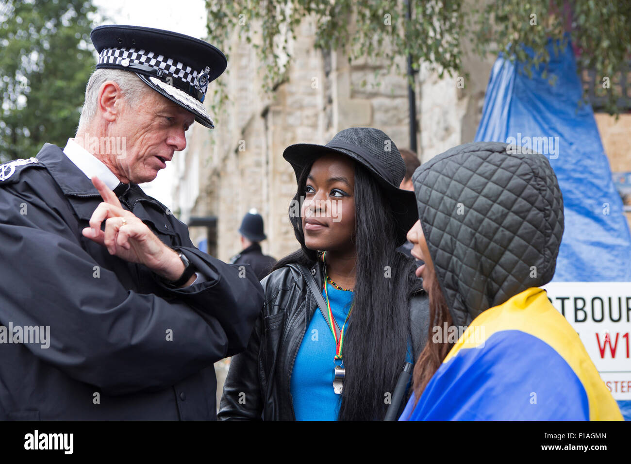 Notting Hill, UK. 31. August 2015. Polizei-Kommissar Sir Bernard Hogan-Howe chats auf zwei Mitglieder der Öffentlichkeit an der Notting Hill Carniva Kredit: Keith Larby/Alamy Live News Stockfoto