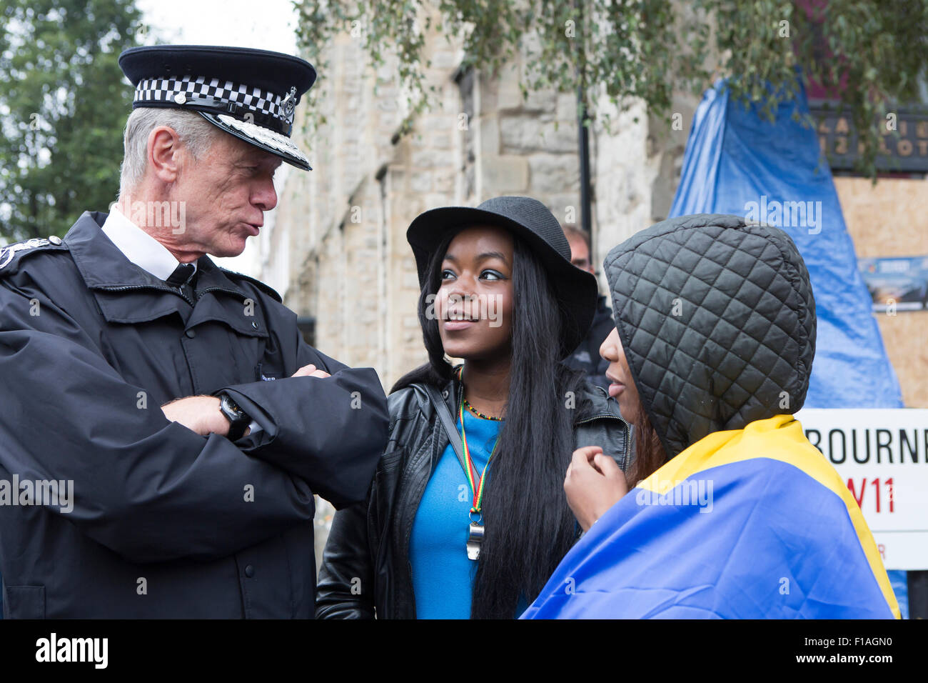 Notting Hill, UK. 31. August 2015. Polizei-Kommissar Sir Bernard Hogan-Howe chats auf zwei Mitglieder der Öffentlichkeit an der Notting Hill Carniva Kredit: Keith Larby/Alamy Live News Stockfoto