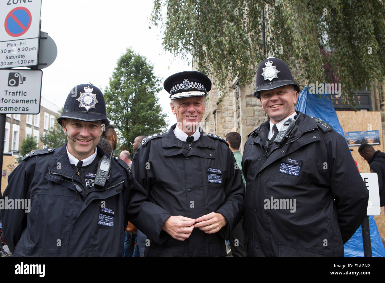 Notting Hill, UK. 31. August 2015. Polizei-Beauftragter Sir Bernard Hogan-Howe posiert mit zwei Polizisten in Notting Hill Carniva Credit: Keith Larby/Alamy Live News Stockfoto