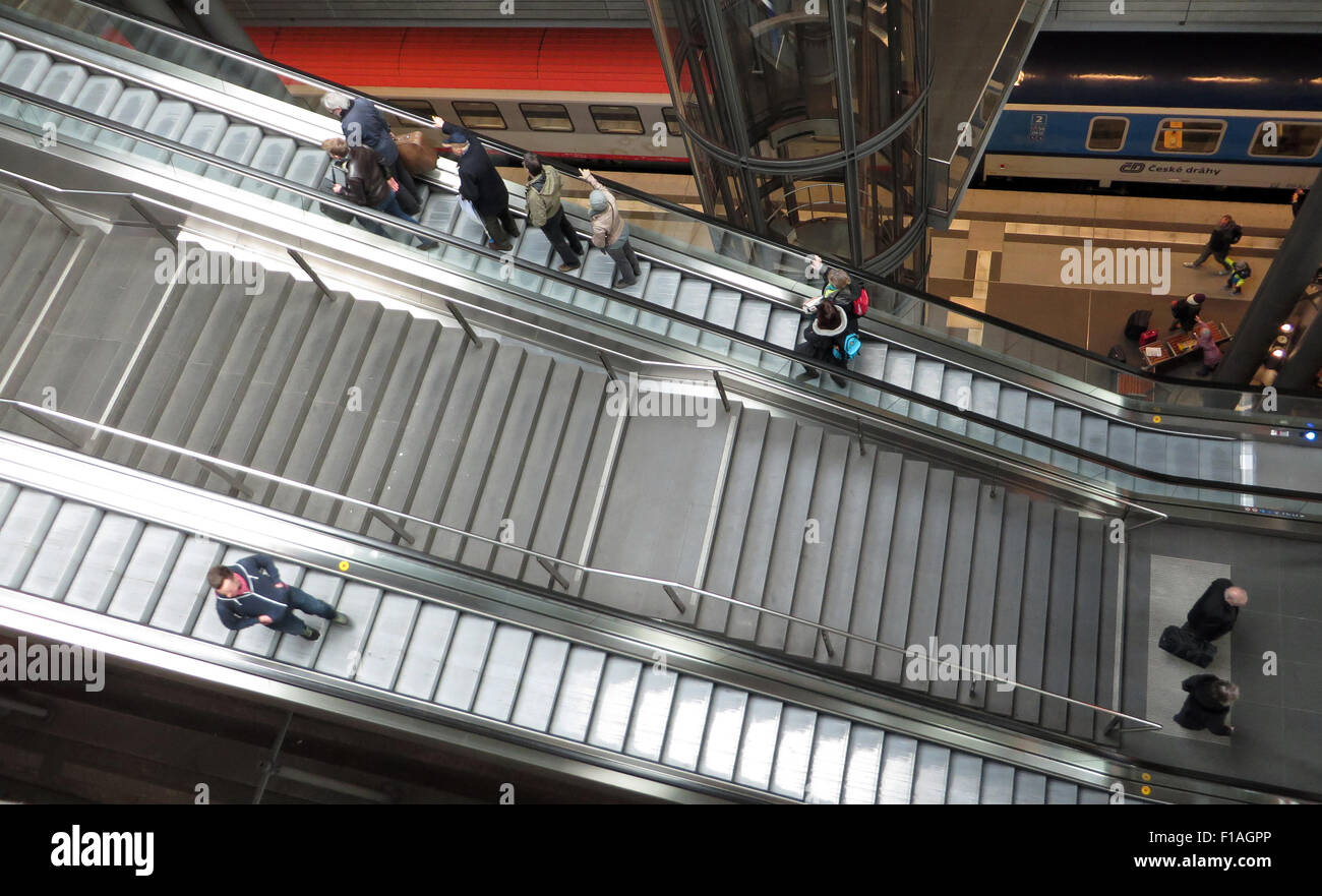 Berlin, Deutschland, Menschen nutzen, Treppen und Rolltreppen Stockfoto