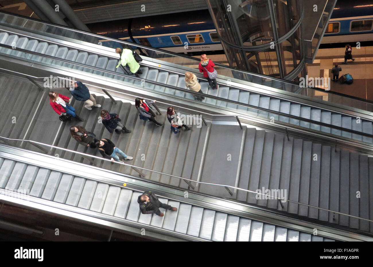 Berlin, Deutschland, Menschen nutzen, Treppen und Rolltreppen Stockfoto