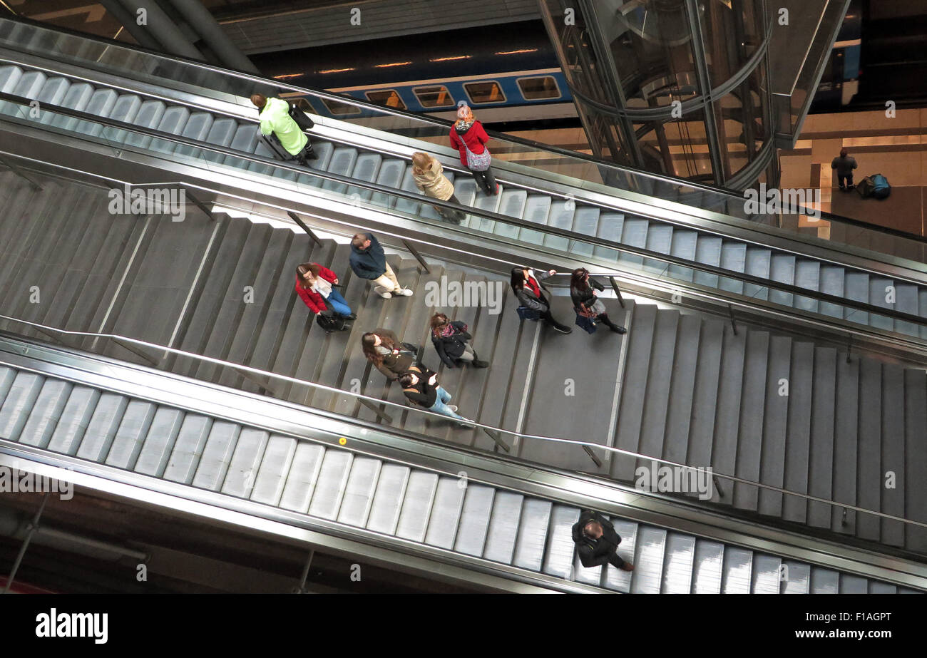 Berlin, Deutschland, Menschen nutzen, Treppen und Rolltreppen Stockfoto