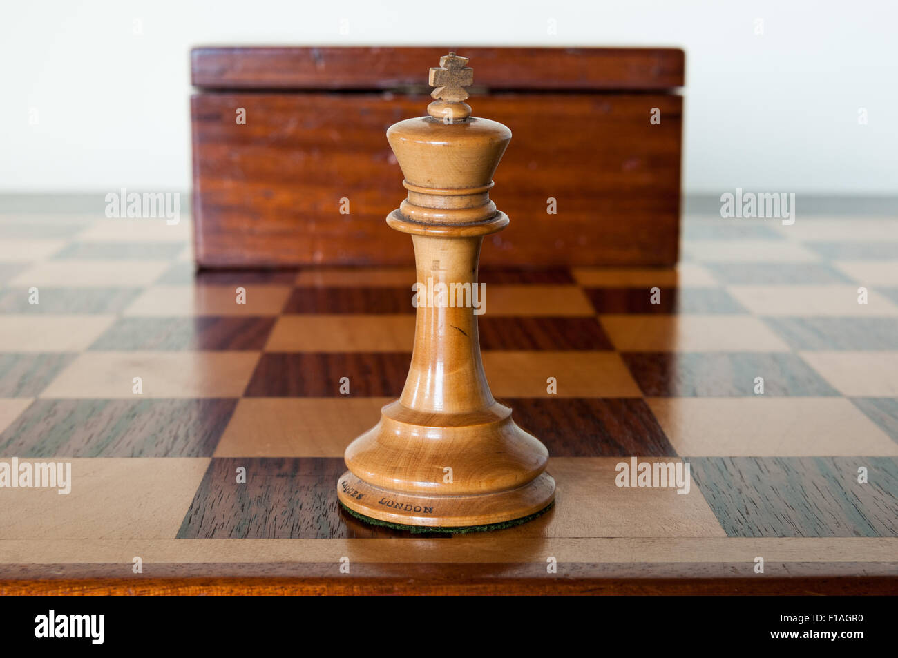 Ein weißer König auf einem Schachbrett mit einem Schach-Feld im Hintergrund. Markierten Jacques, London. Stockfoto