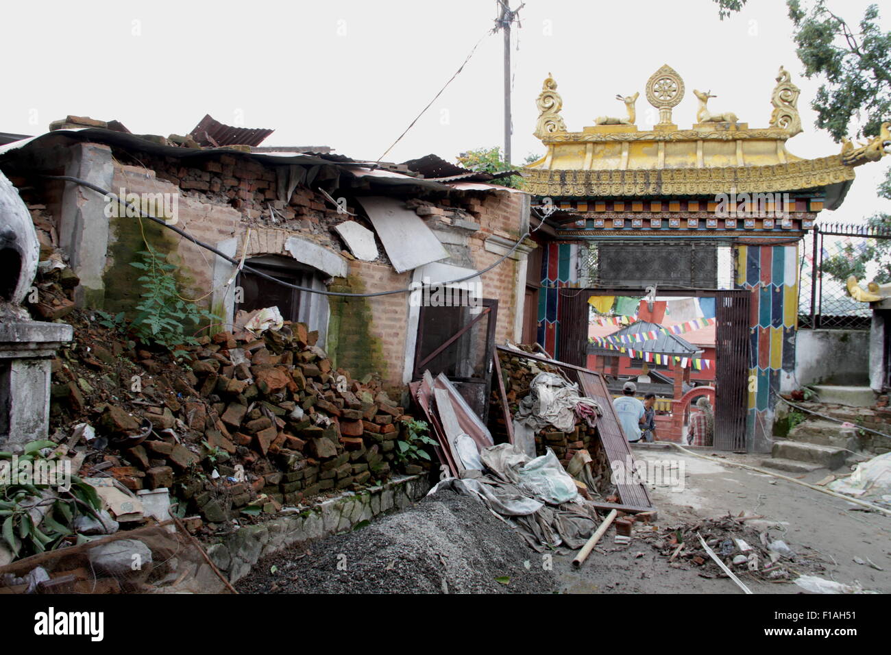 haufenweise Rubel im Tempel nach dem Jahr 2015 Erdbeben still sitzen in der Stadt Stockfoto